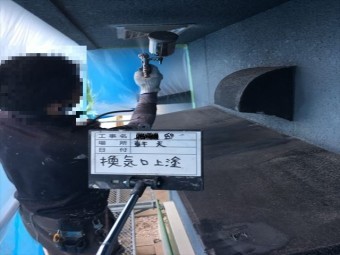 加古川市の換気口塗装作業の写真