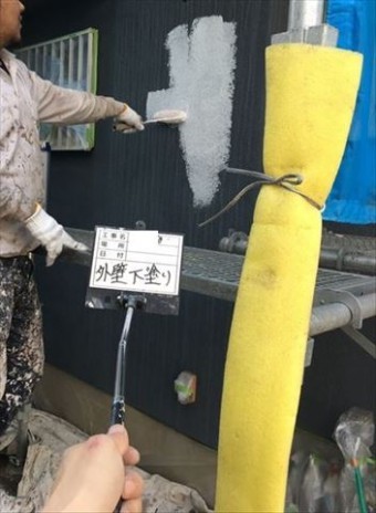 加古川市の外壁塗装工事のパーフェクトベスト下塗り作業