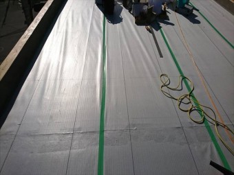 明石市の防水工事の絶縁シート敷き込み