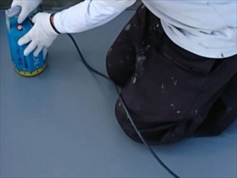 姫路市の塩ビシート防水のディスクに固定する作業