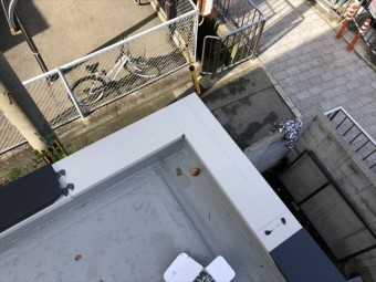 新しく交換中の笠木