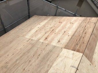 たつの市の葺き替え工事の野地板増し張り作業