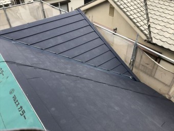 たつの市の葺き替え工事のスーパーガルテクトの谷板金