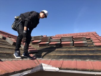 たつの市の葺き替え工事のモニエル瓦の撤去作業