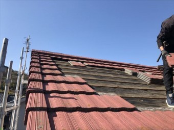 たつの市の葺き替え工事のモニエル瓦の撤去