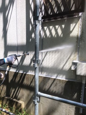 三木市の外壁塗装の高圧洗浄作業の職人さん