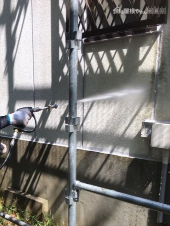 三木市の外壁塗装の高圧洗浄作業の職人さん