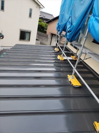 姫路市の外壁塗装工事の瓦棒部分の上塗り塗装