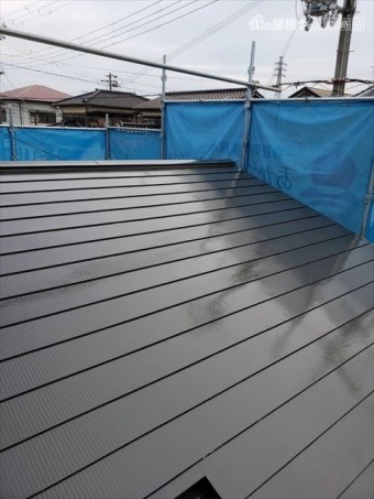 姫路市の外壁塗装工事のガルバリウムの上塗り塗装