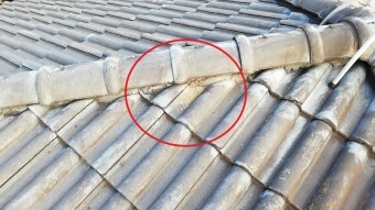 高砂市のモニエル瓦屋根の棟か流れ出た内部の土