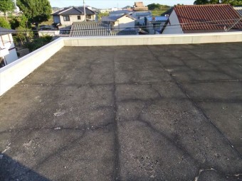 たつの市屋上面の保護モルタルのヒビ