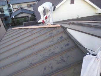高砂市の台風被害の屋根の板金下地の補修
