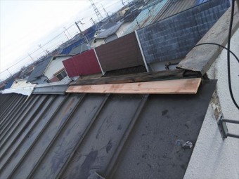 高砂市の台風被害の屋根の笠木下地の補修
