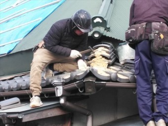 神崎郡神河町の隅棟積みなおし中の職人
