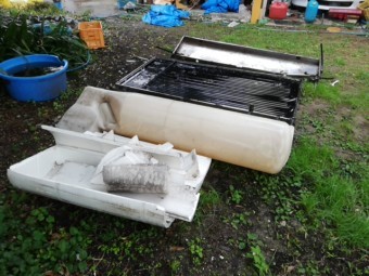 加古郡の屋根からおろされた太陽熱温水器