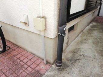 高砂市で車がぶつかって破損した竪樋