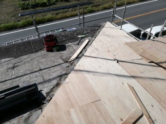 宍粟市千種町で大屋根の野地板増し張りの写真