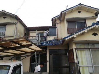 加古川市野口町のベランダの解体作業中の職人さん