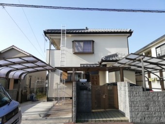 釉薬瓦葺き業系白サイディング一戸建て