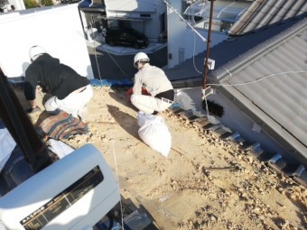 加古川市の葺き替えの為の瓦撤去作業