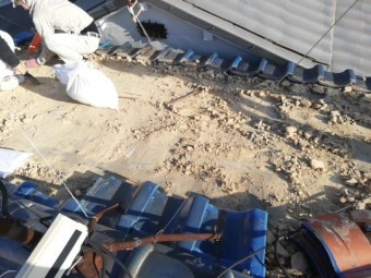 瓦屋根の葺き替え 撤去作業中