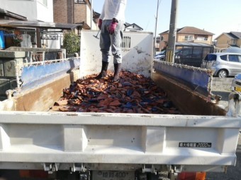 加古川市の葺き替えの瓦の荷台積み込み作業中の職人さん
