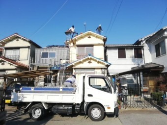 屋根葺き替え時、古瓦搬出用に横付けされたトラック