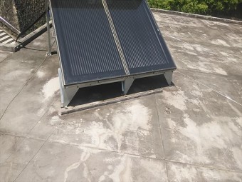 姫路市の陸屋根に設置された温水器