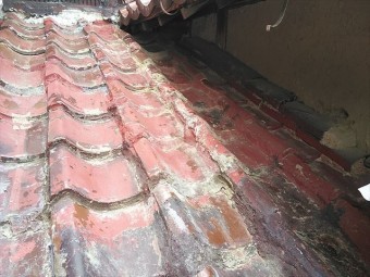 加古川市のDIY補修された瓦屋根面