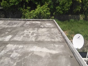 姫路市の防水塗膜にひびが入った陸屋根