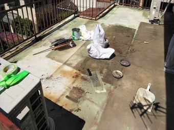 姫路市の塩ビシート防水の掃除と下地調整