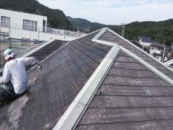 相生市屋根塗装下塗り作業中