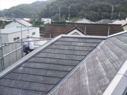 相生市屋根塗装下塗り作業中