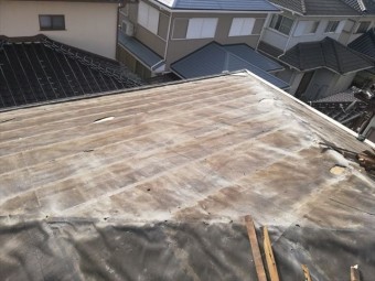 高砂市の葺き替え工事のモニエル瓦撤去後の屋根