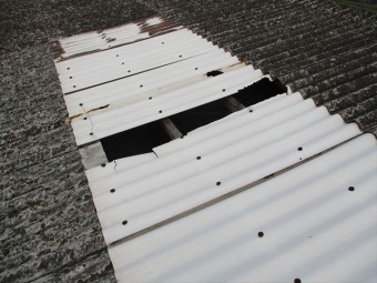 加西市のスレート屋根の明かり取り破損