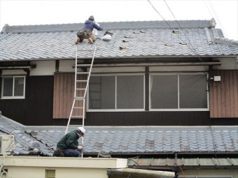 姫路市の瓦の差し替え作業中の写真
