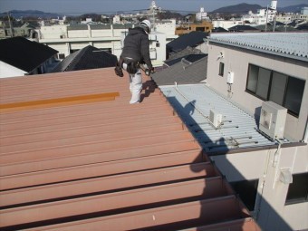 姫路市の折板屋根の棟板金の復旧工事開始