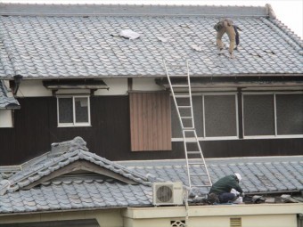 姫路市の瓦の差し替え作業中の職人さん