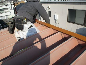 姫路市の折板屋根の棟板金施工