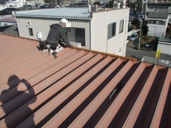 姫路市の折板屋根の棟板金の位置調整