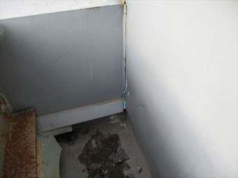 姫路市店舗折板屋根の壁との取合い部のコーキング切れ