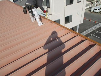 姫路市の折板屋根の固定ビスのコーキング