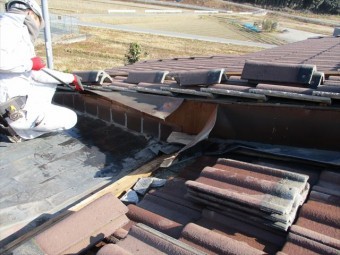 西市の下野と壁との取り合い部分の銅板撤去