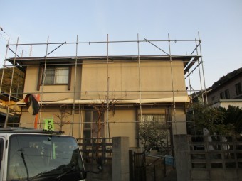 姫路市のカラーベストから金属屋根葺き替え工事の足場設置作業