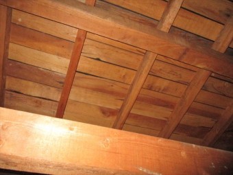 屋根裏から見た野地板
