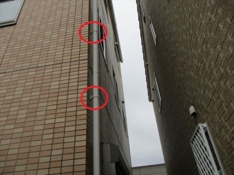 竪樋の固定金具