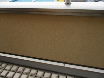 姫路市のバルコニーの壁面のヒビ