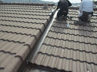 加西市の破損したモニエル瓦の入替作業