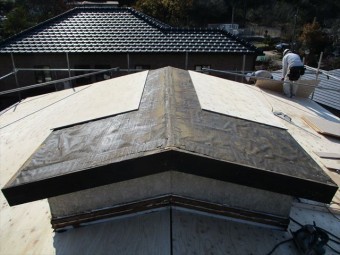 姫路市の屋根葺き替え下地増し張り作業中の職人