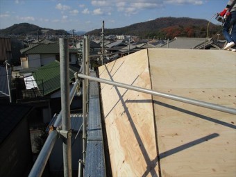 姫路市の屋根葺き替え下地増し張り作業